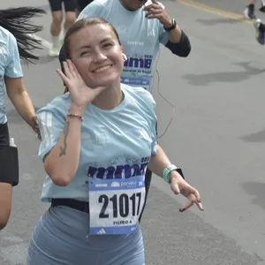 Grupo de corredores recorre el circuito de 10K en Bogotá.