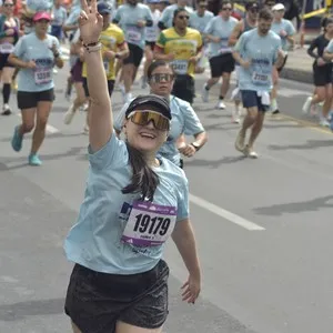 Corredoras avanzan hacia la meta durante la carrera de 10K.
