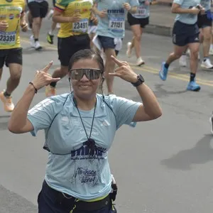 Participantes disfrutan la competencia de 10K en Bogotá.