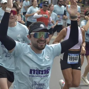 Runners recorren Bogotá durante la carrera de 10 kilómetros.