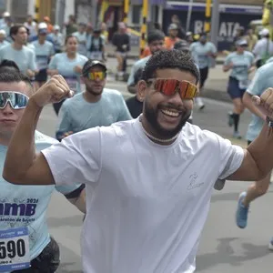 Atletas completan el circuito urbano de 10K en Bogotá.