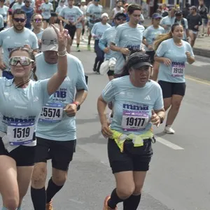 Grupo de atletas participa en la carrera de 10K de Bogotá.