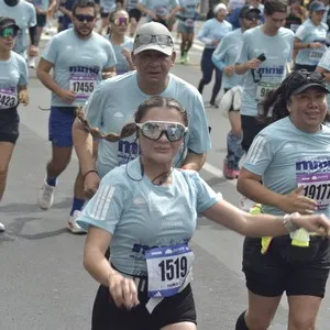 Corredores avanzan por las calles de Bogotá durante los 10K.