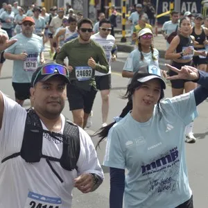 Atletas esperan el inicio de la carrera en Bogotá.