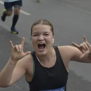 Corredoras esperan el comienzo de la carrera en Bogotá.