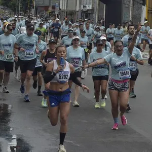 Grupo de runners se prepara para correr en la Media Maratón de Bogotá.