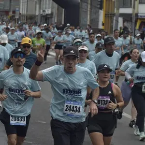 Atletas toman posición antes de la salida de la carrera.