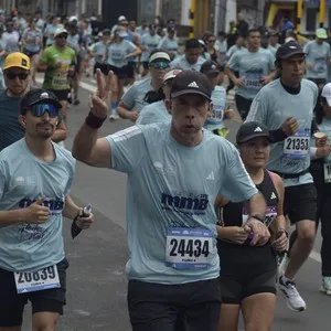 Corredores esperan el inicio de los 21K en Bogotá.