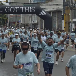Participantes se preparan para la carrera de 10K de la Media Maratón de Bogotá.