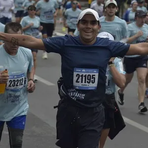 Grupo de atletas se prepara para participar en la Media Maratón de Bogotá.