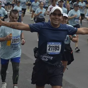 Corredoras toman posición en la zona de salida de la carrera.