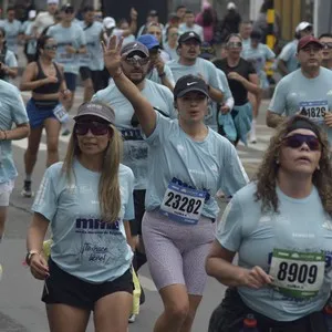Grupo de corredores espera la salida de los 21K en Bogotá.