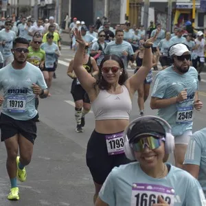 Runners se preparan para comenzar la carrera de 10K.