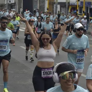 Corredoras se reúnen en la salida de la Media Maratón de Bogotá.