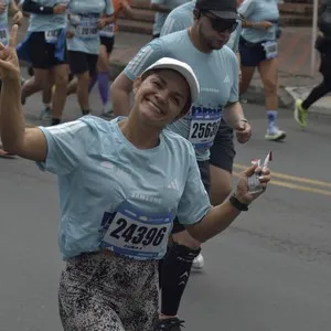 Corredores avanzan por el recorrido de la Media Maratón de Bogotá.
