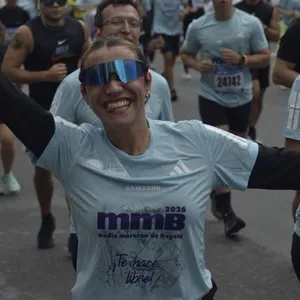 Corredoras avanzan juntas por el circuito de la carrera.