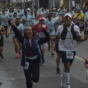 Grupo de corredores disfruta el recorrido de la Media Maratón de Bogotá.