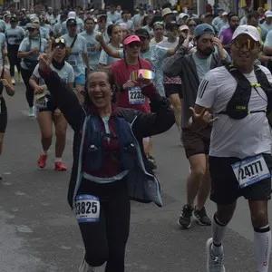 Runners corren por Bogotá durante la jornada de la carrera.