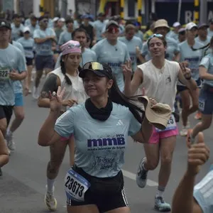 Atletas avanzan por el circuito urbano de la Media Maratón de Bogotá.