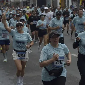 Corredores completan parte del circuito de la carrera.