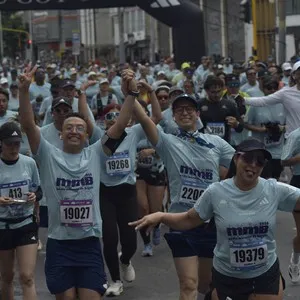 Atletas recorren Bogotá durante la jornada atlética.