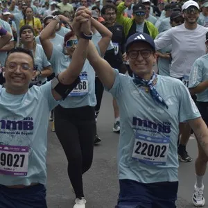 Grupo de corredoras avanza por las calles de Bogotá.