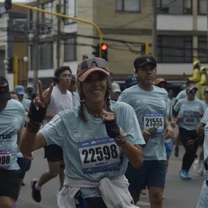 Runners avanzan juntos durante la Media Maratón de Bogotá.