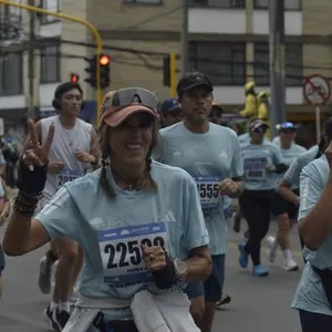 Participantes recorren el circuito urbano de la carrera en Bogotá.