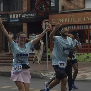 Atletas disfrutan el ambiente de la Media Maratón de Bogotá.
