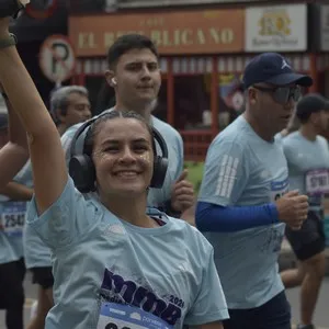 Corredores viven la experiencia de correr por Bogotá.