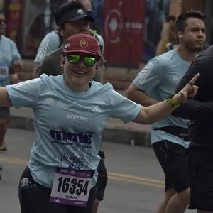 Participantes avanzan juntos durante la competencia atlética.