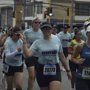 Atletas corren por el circuito de la Media Maratón de Bogotá.