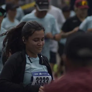 Grupo de corredores avanza durante la competencia en Bogotá.