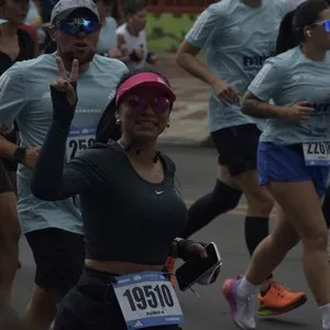 Atletas recorren el circuito de la Media Maratón de Bogotá en grupo.