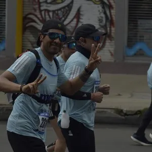 Corredores avanzan juntos durante la carrera en Bogotá.