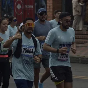 Runners completan el recorrido de la competencia atlética.