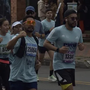 Participantes disfrutan correr por las calles de Bogotá.