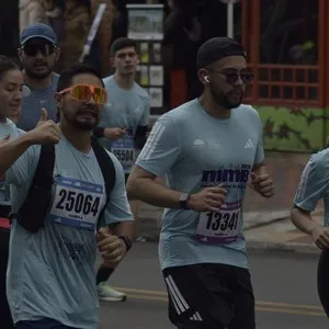 Corredoras avanzan durante la jornada de la Media Maratón de Bogotá.