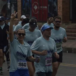Atletas recorren la ciudad durante la competencia deportiva.