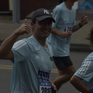 Participantes avanzan por el circuito urbano de Bogotá.