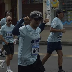 Runners recorren el trazado de la carrera en Bogotá.