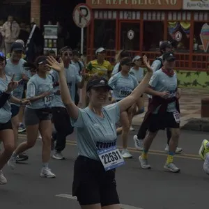 Atletas disfrutan el recorrido de la Media Maratón de Bogotá.
