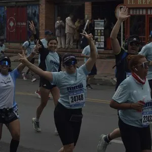 Grupo de atletas corre durante la Media Maratón de Bogotá.