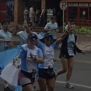 Corredores avanzan por el circuito de la carrera en Bogotá.