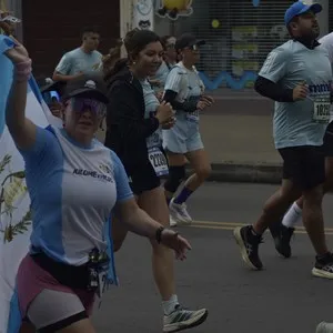 Corredores se acercan a la meta de la Media Maratón de Bogotá.