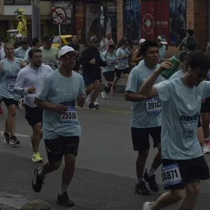 Participantes completan los últimos kilómetros de la carrera.