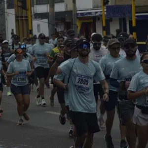Corredoras se acercan a la meta de la Media Maratón de Bogotá.