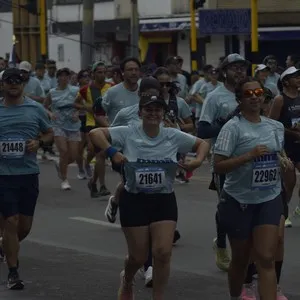 Corredor cruza la línea de llegada durante la carrera en Bogotá.