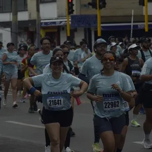 Corredora celebra al completar el recorrido de la Media Maratón de Bogotá.