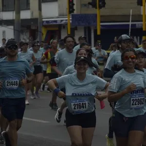 Grupo de corredores llega a la meta de la carrera.